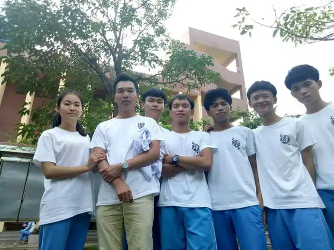 班主任与学生合影.