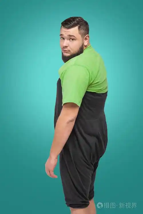 悲伤有胡子的胖人穿着黑色灯笼裤