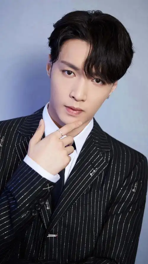 张艺兴英俊帅气写真