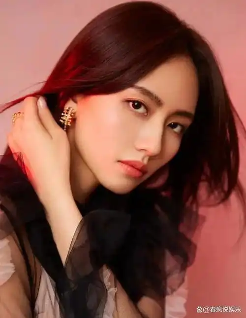 刘惜君,中国流行乐坛的一颗耀眼之星,以其深情的嗓音和独特的音乐风格