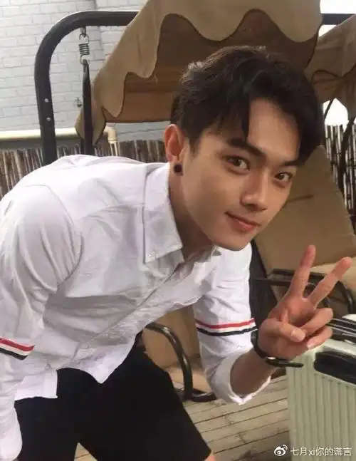 许凯大学旧照曝光截图放大看清五官长相有无整容很显然