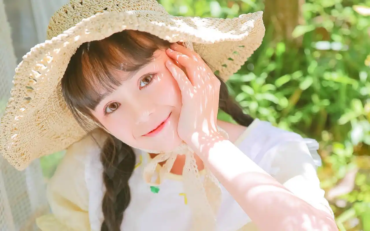 可爱萝莉吊带碎花裙清新写真图片壁纸