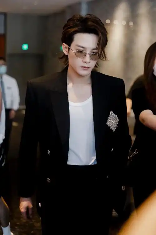 #檀健次黑西装#