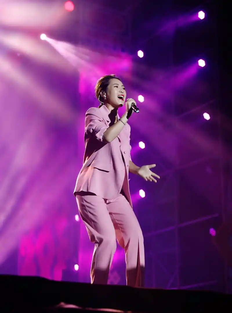 绿色中国行走进美丽红原公益晚会云朵被授予推广大使称号