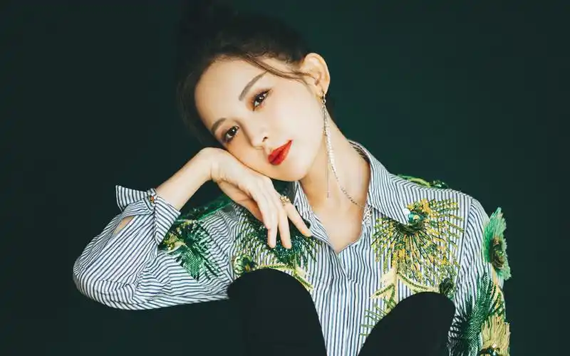 古力娜扎精致优雅写真桌面壁纸