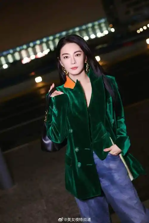 张雨绮米兰时装周造型绿丝绒西装