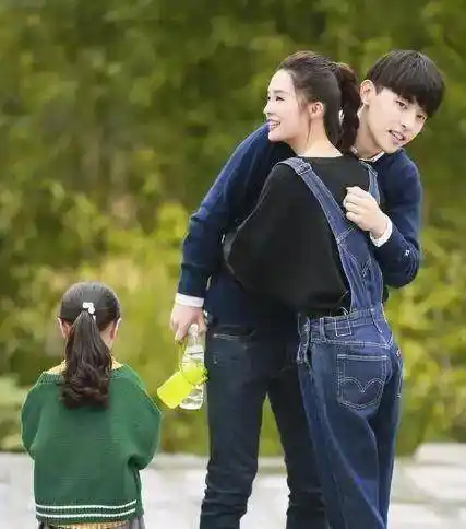 与邓伦合影的女星:李沁害羞,乔欣冷漠,孙怡深情,杨紫最特别!