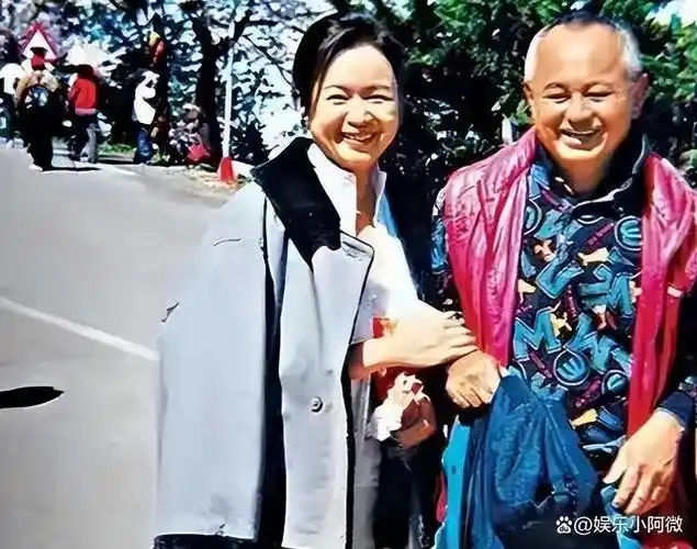 侯佩岑妈妈林月云撬走两任闺蜜老公又和女婿亲密互动被嘲