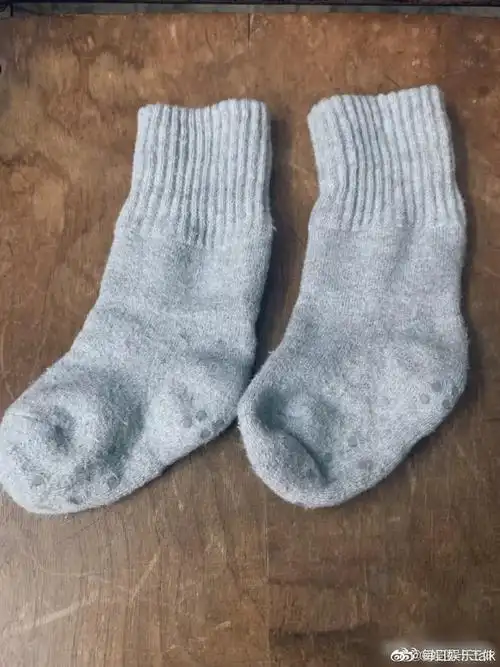 已经被张钧甯撑变形,看来给侄儿的新年礼物里面张钧甯要买一双袜子了