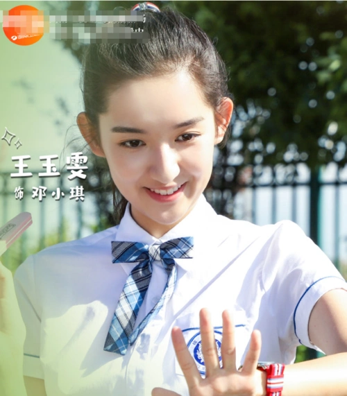 还记得《少年派》邓小琪吗?换下校服后戴眼镜,模样美到不敢认