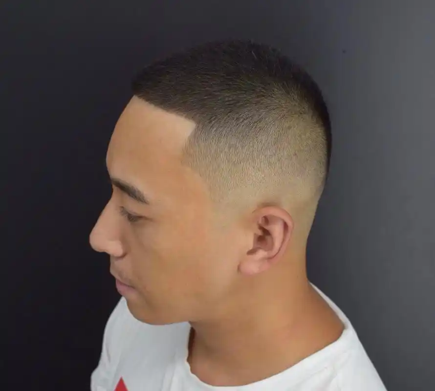 很精神!很男人! 对于男生来讲,一辈子一定要剪一次寸头!你会发