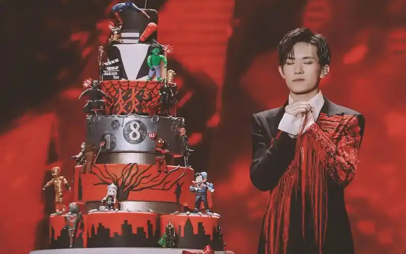 易烊千玺十八岁生日会开场前到远方