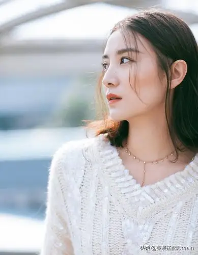 宋佳的高贵气质谁不爱就先从她的饰品搭配学起来
