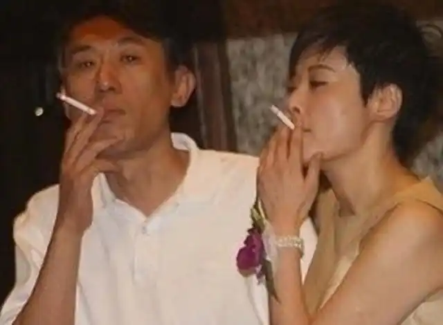 徐静蕾的抽烟照片,给你一个眼神,自己体会.