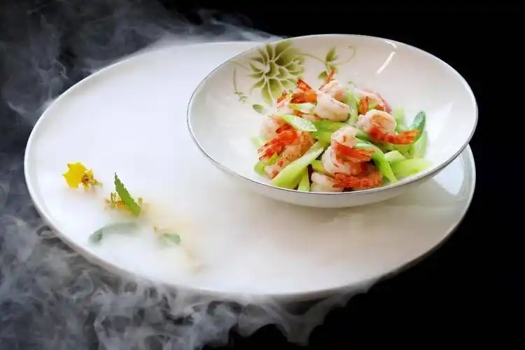 杭州滨江世融艾美酒店特色菜品碧绿凤尾虾球