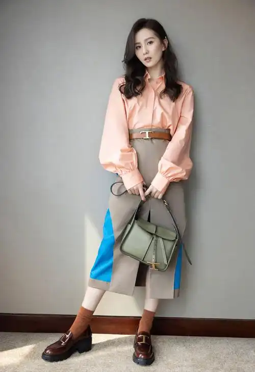 刘诗诗着橙粉色衬衫高腰裤 温婉可人显意式优雅