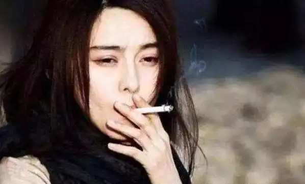 女明星的抽烟照,范冰冰最熟练,赵丽颖一看就不会