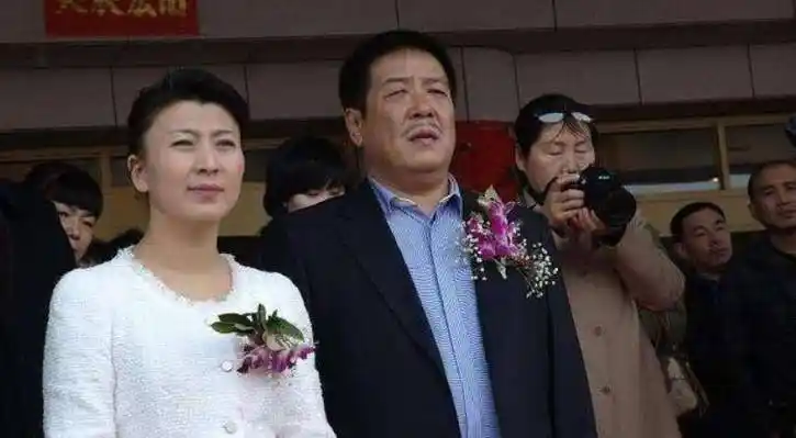 闫学晶的的第一任丈夫林越是刘老根大舞台的老板,给赵本山推荐过很多