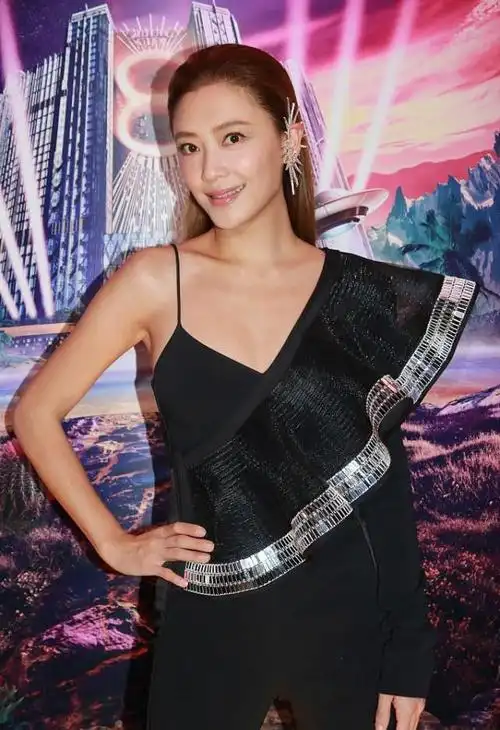 应采儿不愧是大哥的女人穿连体裤少个袖子但气场照样很强