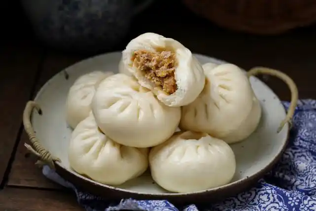 原创纯东北味道的大包子,透白暄软,酸爽开胃,南方人吃过的想必不多