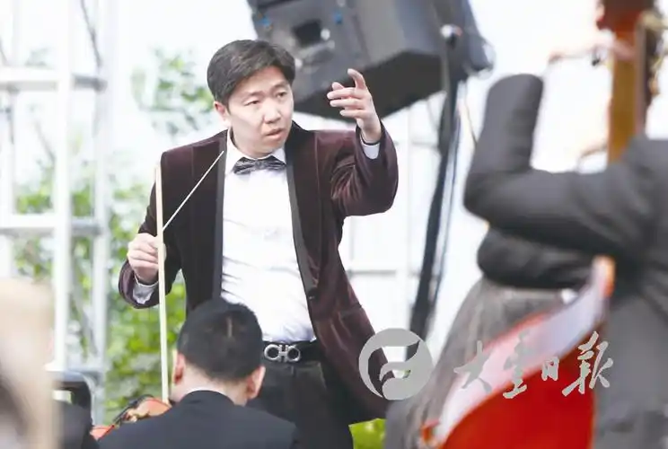 著名指挥家夏小汤激情指挥.