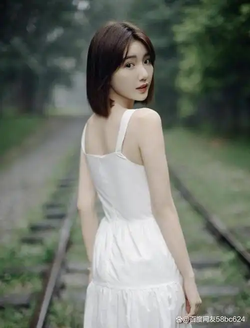 毛晓彤,一个充满活力和才华的年轻女演员,以她甜美的外貌和出色的演技