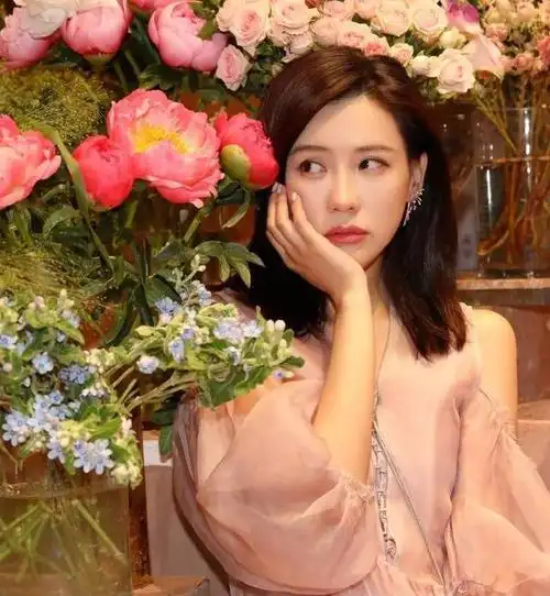 施予斐晒粉红色的个人室内照,兼具时尚古典味的蓬蓬裙,美如童话