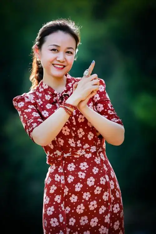 好多篇啊,但这组照片打动了我,麻豆气质高雅漂亮,好多逆光人像,构图也