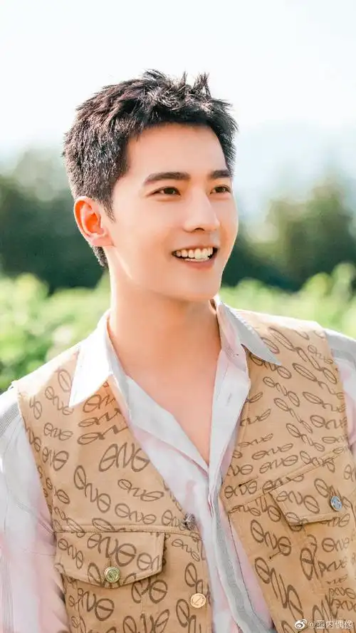 拍什么#杨洋最新大片拍摄花絮,一身卡其色西装造型,手举手机笑容灿烂