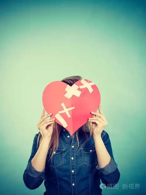 心碎的年轻女子