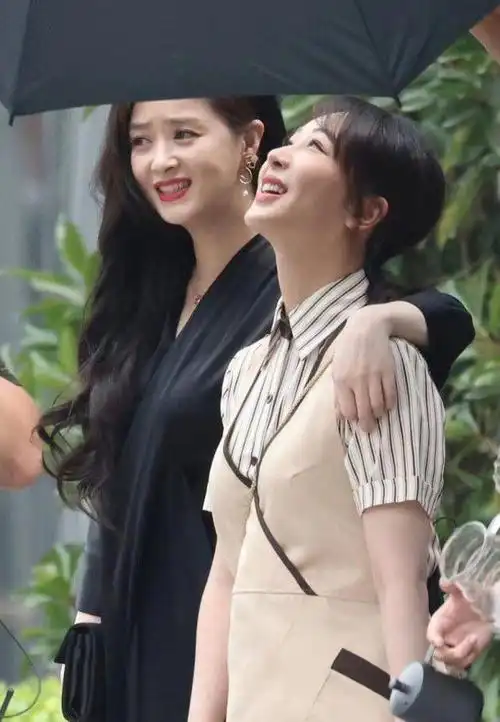 蒋欣杨紫重现欢乐颂:蒋欣皱眉咧嘴霸气侧漏,杨紫笑容憨憨超可爱