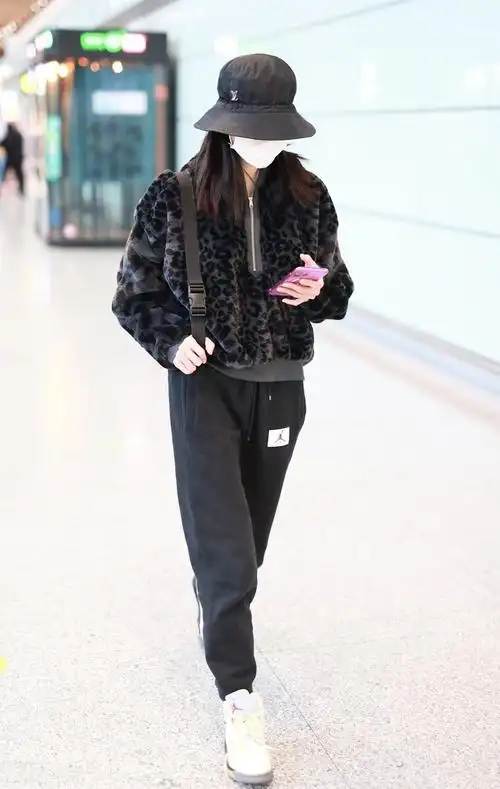 钟楚曦一袭黑色长绒外套现身机场,头戴一顶渔夫帽休闲百搭