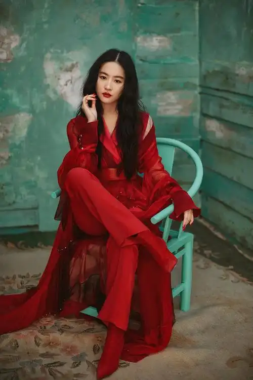 刘亦菲携电影《花木兰》登上委内瑞拉时尚杂志《ocean drive》