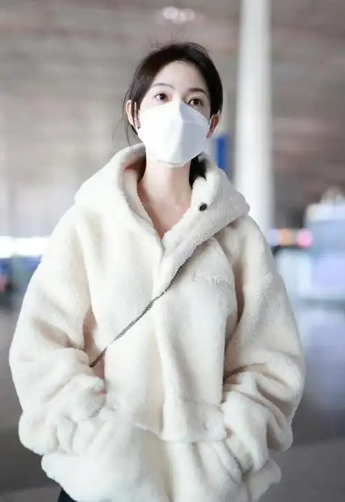 陈瑶现身机场,穿"小羊羔"卫衣搭短裙,又甜又美气质真好