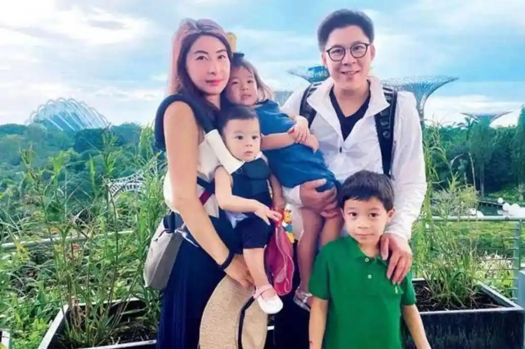 郭晶晶一家四口出游穿t恤骑单车接地气女儿全程被爸护着真甜