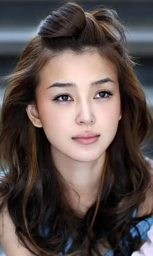 大陆演员,凭借残奥会献礼片《绽放》入围第二十七届金鸡百花节"最佳女