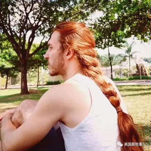 一头红发留七年成了"长发王子",他就是小仙男本男了吧!