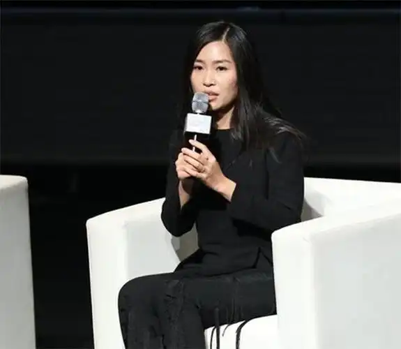 张艺谋女儿张末一嫁美国人遭殴打二嫁瑞典女承父业能行吗