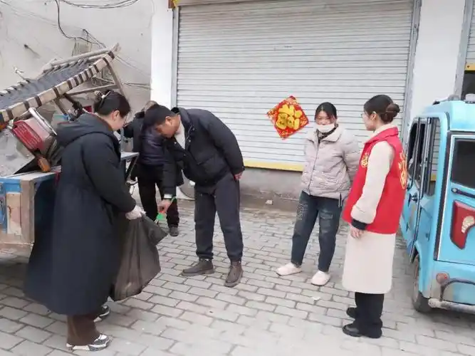 观堂镇妇联开展捡垃圾倡文明志愿服务活动