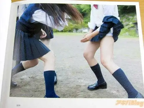 摄影家青山裕企最新高中女子掀裙写真发售