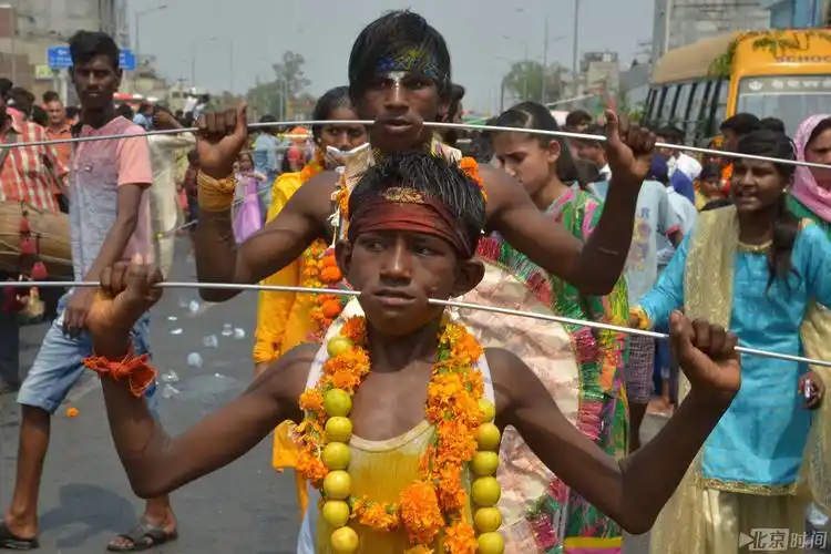 吓人!印度教信徒钢条穿腮庆祝母亲节