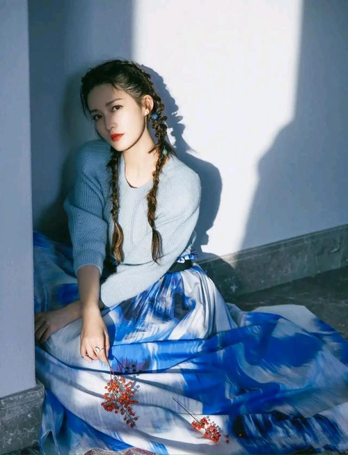 李沁身穿蓝色毛衣搭配扎染印花长裙双马尾鱼骨辫灵动俏皮