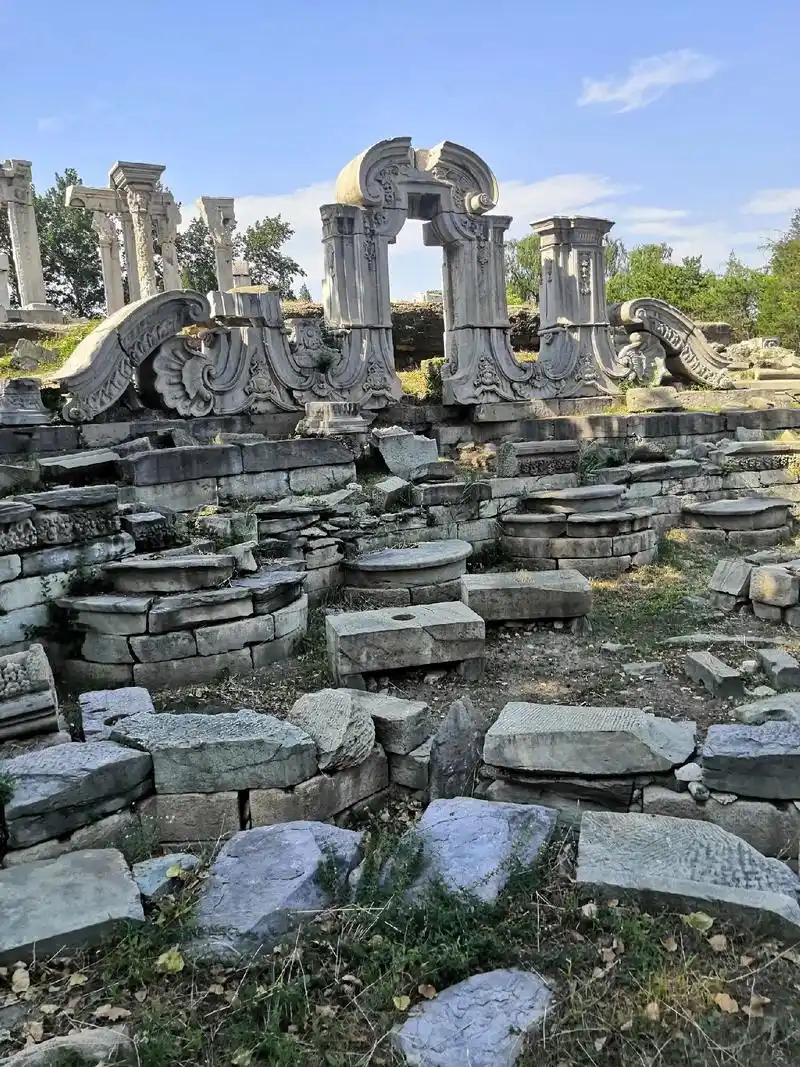 圆明园西洋楼遗进园开始,然然就拒绝上镜拍照,说是看的 - 抖音