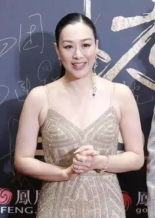 钟丽缇告诉我们,年龄并不是问题,只要我们懂得搭配,知道如何保养自己