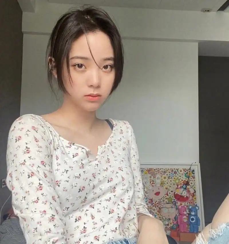 这次的妆容上,欧阳娜娜画着淡淡的妆容,类似于伪素颜妆容,这样的妆容