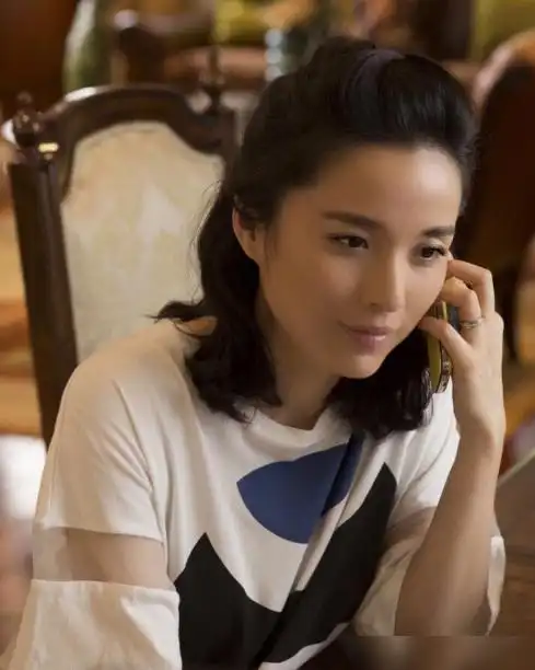 结束第一段婚姻后,李佳在拍摄《青春不言败》的时候和靳东有很多的