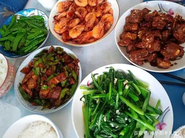 老公过生日,我花120元做了一桌菜请家人吃饭,朋友却说我太小气