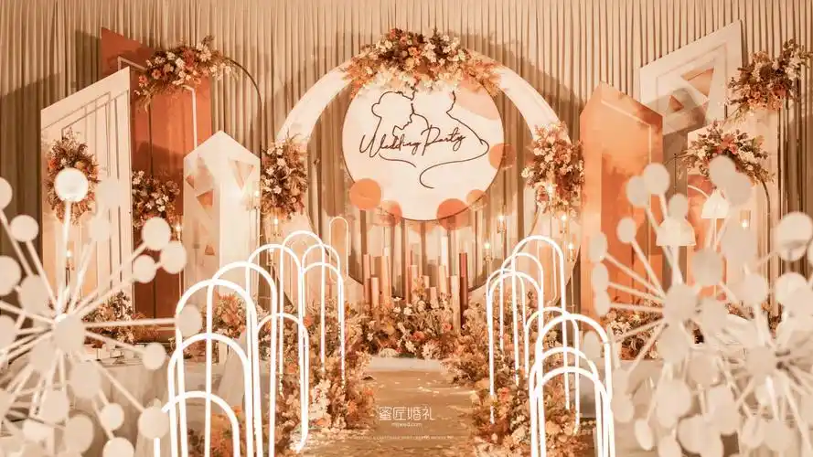 这款红色主题西式婚礼和红色主题的婚礼布置看起来是很浪漫的,现场的