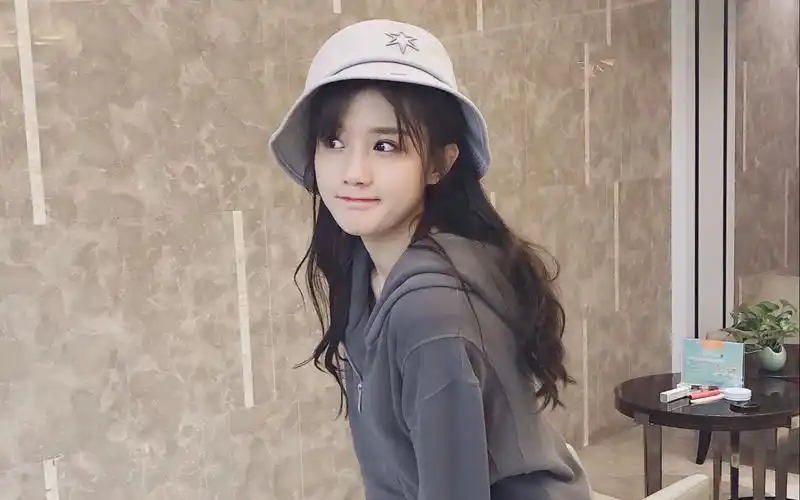 陈意涵estelle富家千金开玛莎拉蒂到新浪上班现场教学吉他舞蹈一直播