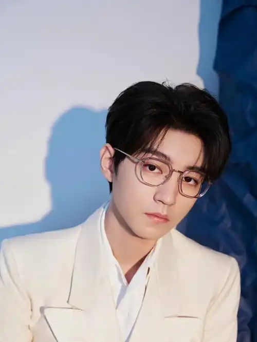 王俊凯简约米白色西装大片